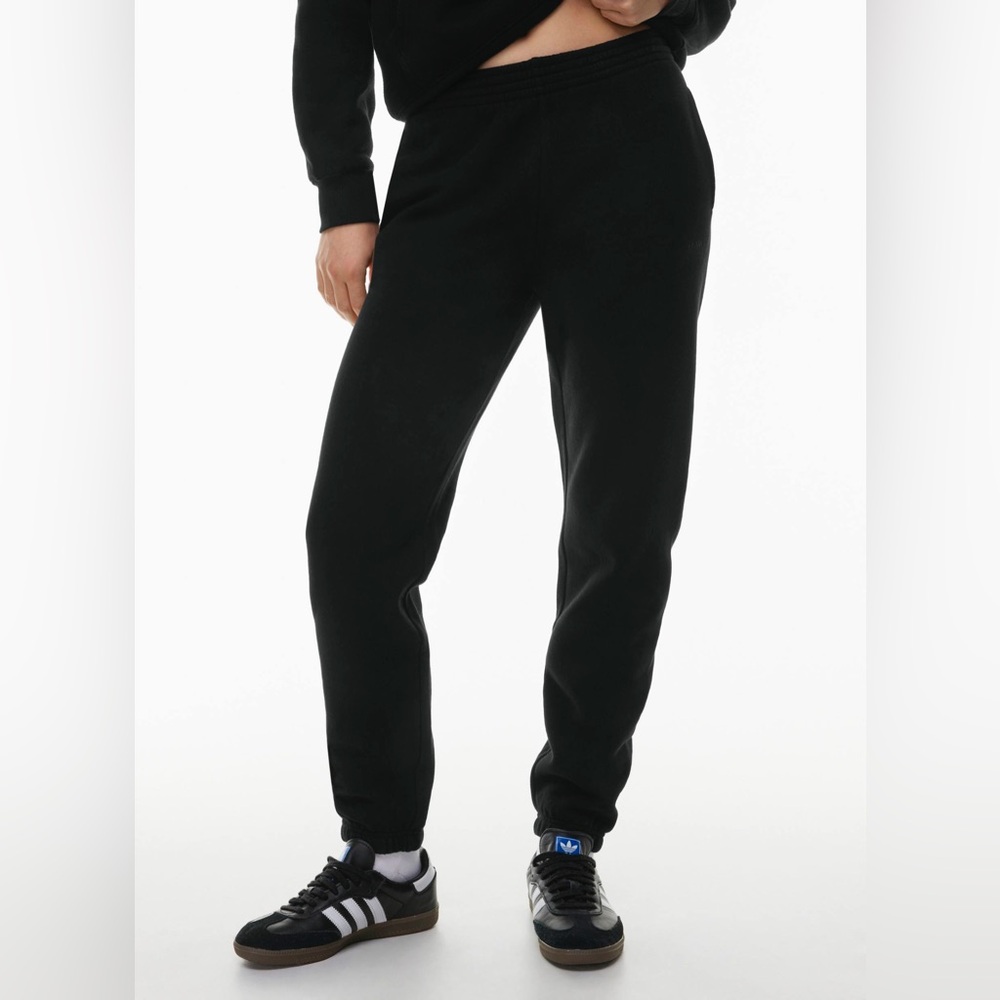 Aritzia TNA Cozy fleece perfect sweatpant in black - M